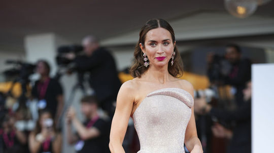 Herečka Emily Blunt v kreácii Tamara Ralph...