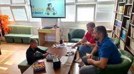 Jeden zo žiakov ZŠ s MŠ Jelšava pri registrácii dopravnej karty