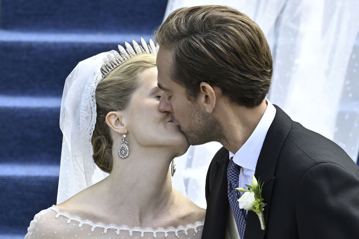 Mladomanželský bozk. Princezná Marie Caroline z...