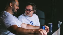 Robo Roth a Fero Joke si radi oblečú pastelkové...