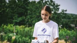 Dobrovoľníčka zbierky Biela pastelka.