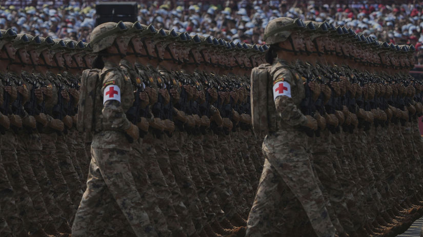 Čínsky vojenský personál počas prehliadky na...