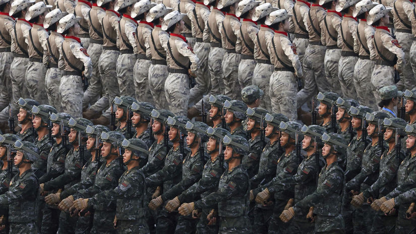 Na snímke vojaci počas vojenskej prehliadky pri...