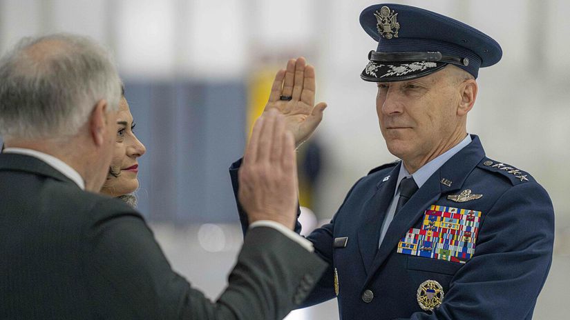 Minister letectva Frank Kendall III. číta...