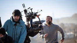 Herec Milan Ondrík pri nakrúcaní jednej zo scén...