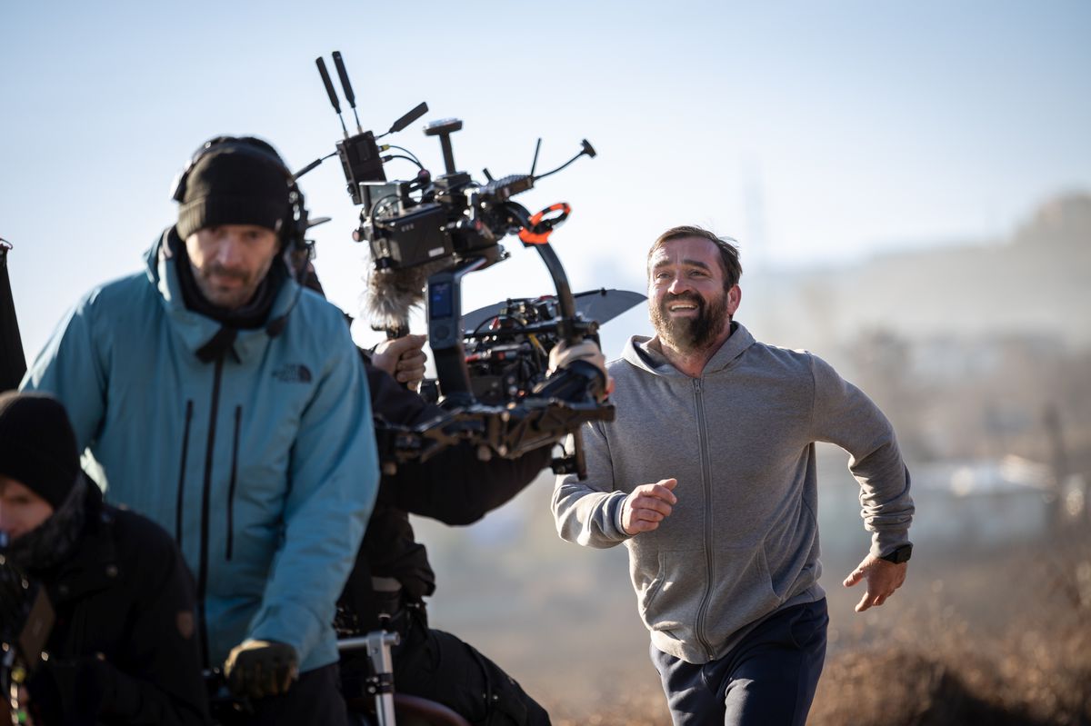 Herec Milan Ondrík pri nakrúcaní jednej zo scén...