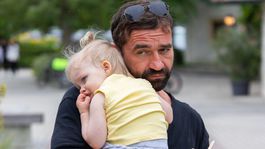 Herec Milan Ondrík pri nakrúcaní jednej zo scén...