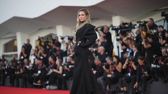 Herečka Rebecca Ferguson v kreácii Toni...