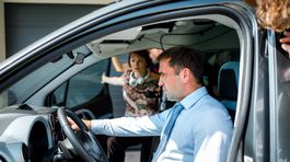 Režisérka Tereza Nvotová (v pozadí) a herec...