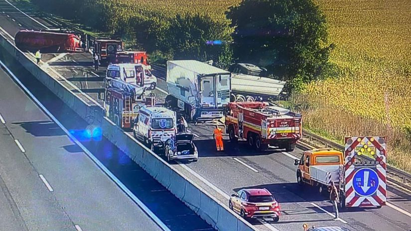 Havária troch kamiónov - diaľnica D1