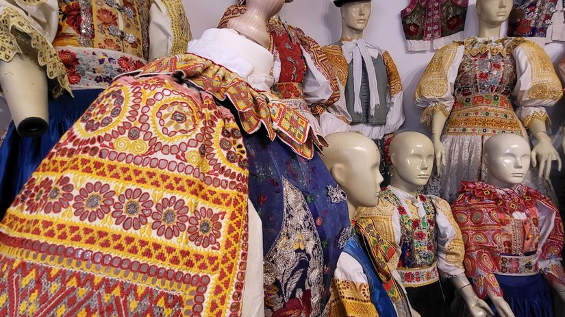 Čipka - mreška - vložená do ženských rukávcov....