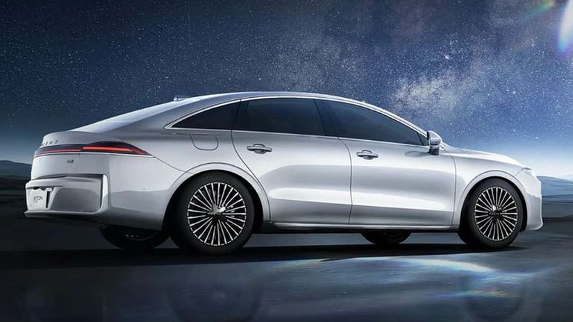 Hoci ide o sedan, aerodynamickou siluetou toto...