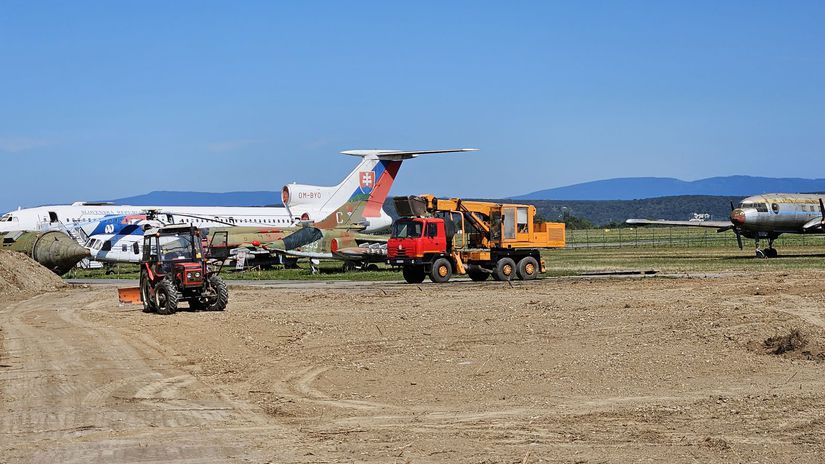 Terénne úpravy v areáli letiska pri leteckom...