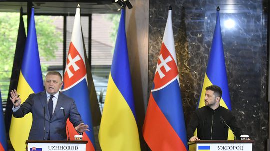 Na snímke zľava predseda vlády SR Robert Fico a...