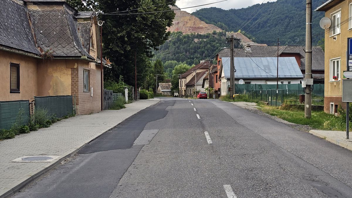 Cesta vedúca cez Tisovec po oprave najhorších...