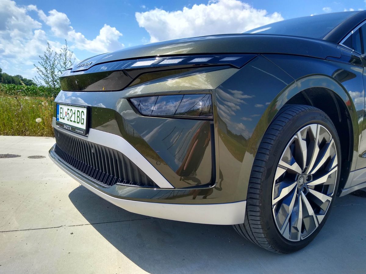 Predná maska marketingovo nazvaná Tech Deck...