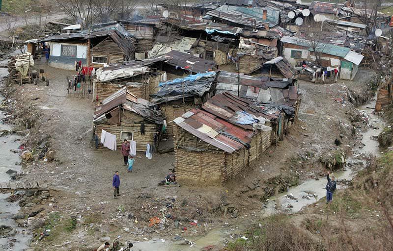 Preľudnenú rómsku osadu pri Hermanovciach...