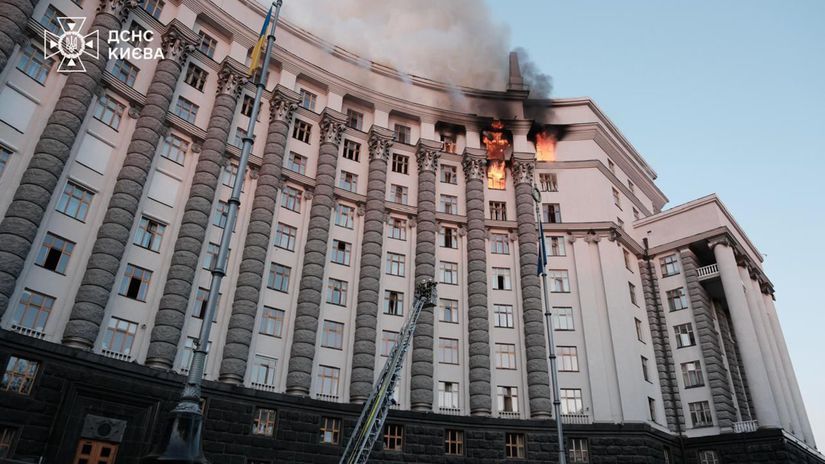 Budova ukrajinskej vlády po ruskom útoku 7....