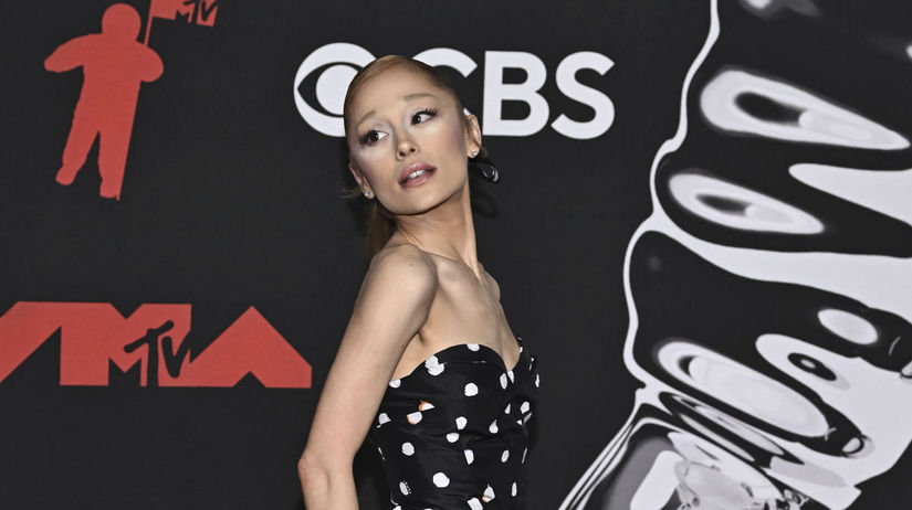 Ariana Grande v šatách z dielne Fendi 