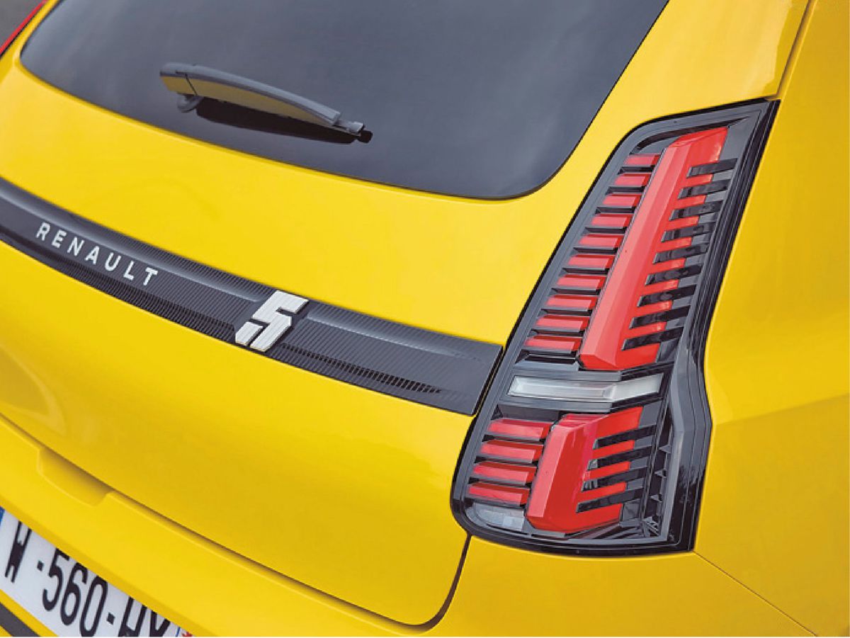 Zadné vertikálne situované svetlá evokujú...