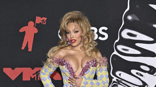 Speváčka a raperka Doja Cat v kreácii Balmain. 