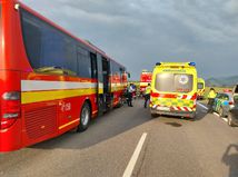 nehoda, zrážka, záchranári, autonehoda, autobus, kamión, záchranka