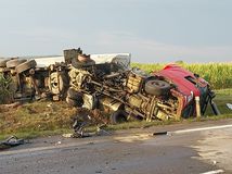 nehoda, zrážka, záchranári, autonehoda, autobus, kamión