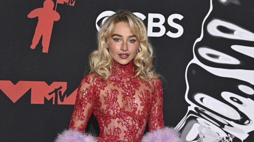 Sabrina Carpenter v kreácii Valentino