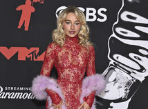 Sabrina Carpenter v kreácii Valentino