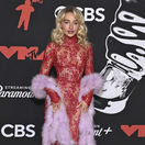 Sabrina Carpenter v kreácii Valentino