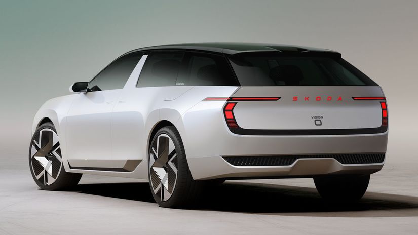 Vzadu vidíme opäť svetlá v tvare písmena T....