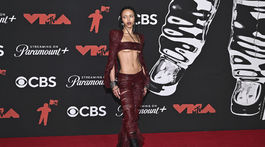 Speváčka FKA Twigs v kreácii Rick Owens. 