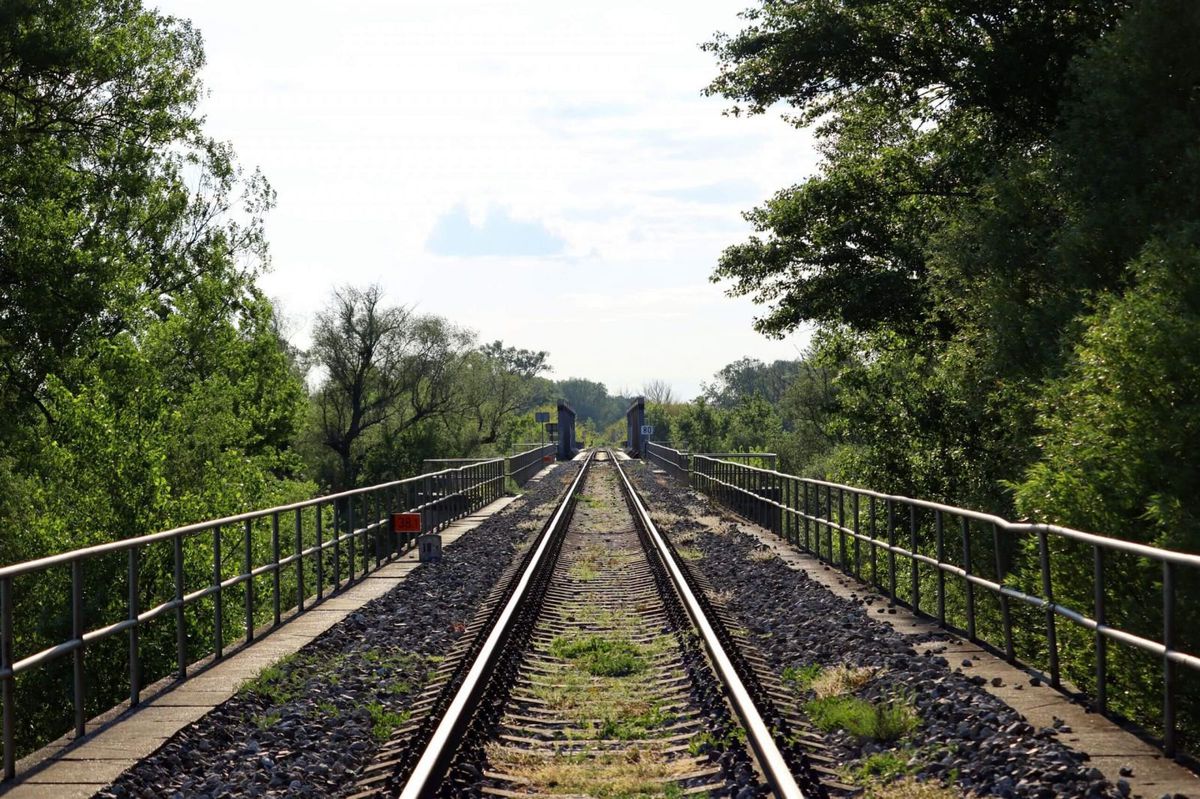 Modernizáciu a opravu trate okrem povodní a...