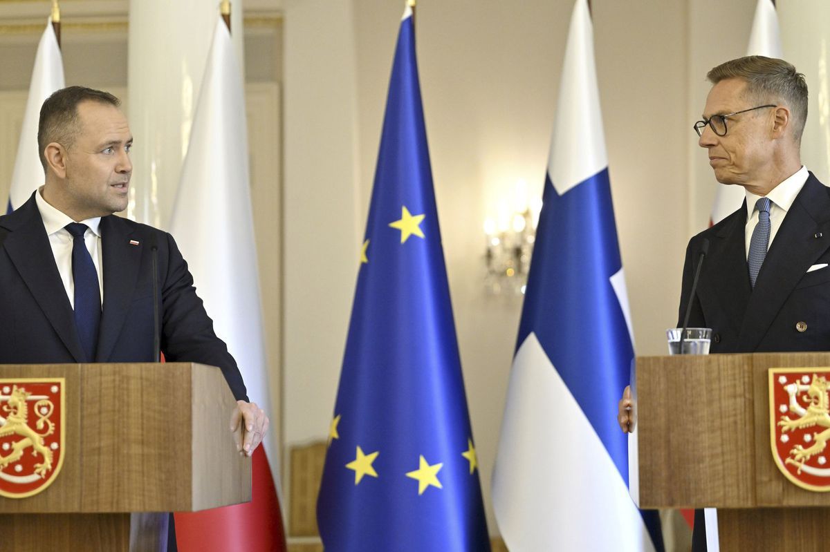 Fínsky prezident Alexander Stubb (vpravo) po...