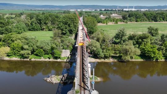 Modernizáciu a opravu trate okrem povodní a...