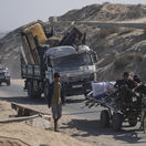 Palestínčania pri evakuácii z mesta Gaza