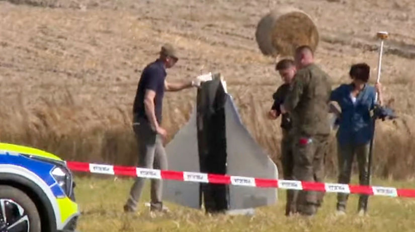 Polícia a vojenská polícia zabezpečujú časti...
