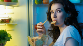 Ak chcete bystrú myseľ, toto už nikdy nejedzte. Vedci odhalili, ktoré zdanlivo neškodné maškrty vám kradnú pamäť