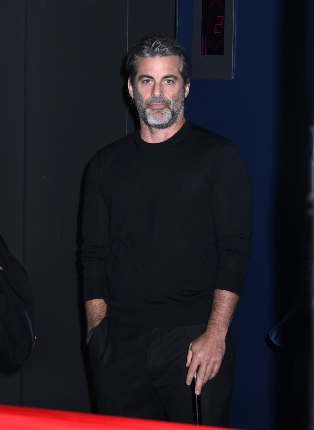 Jim Curtis na premiére seriálu The Morning Show...