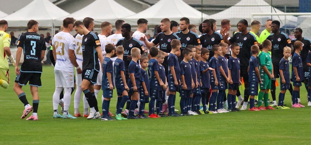 Hráči Trstíc a Slovana pred pohárovým duelom.