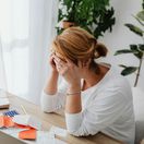 smútok, kancelária, dane, šetrenie, výdavky, prepočítavanie, účty