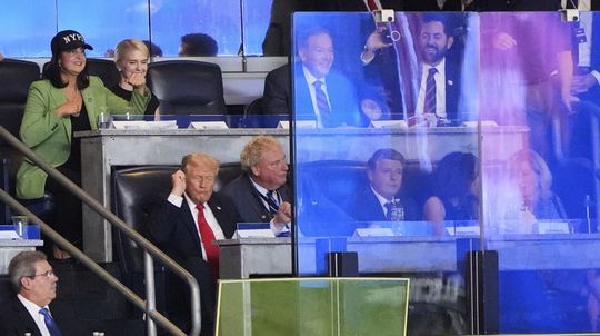 Americký prezident Donald Trump sedí v lóži...