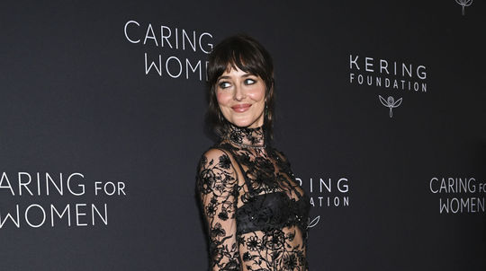 Herečka Dakota Johnson v odvážnej kreácii Gucci...