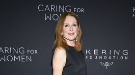 Herečka Julianne Moore v kreácii Bottega Veneta. 