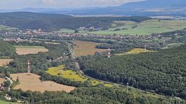 Smerom na sever vidno dobre až ku kopcu Stráž...