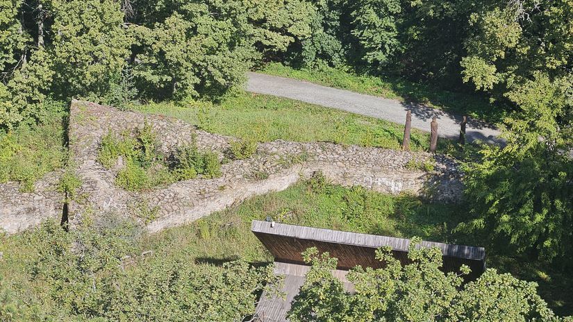 Z veže sú dobre viditeľné aj hradby...