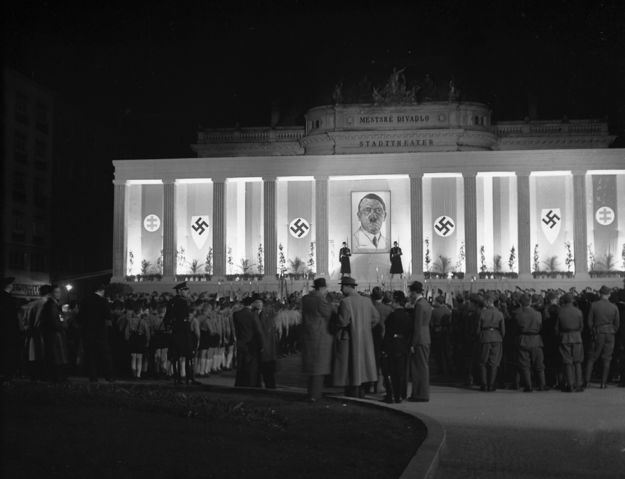 Oslavy narodenín Adolfa Hitlera prebiehali v...