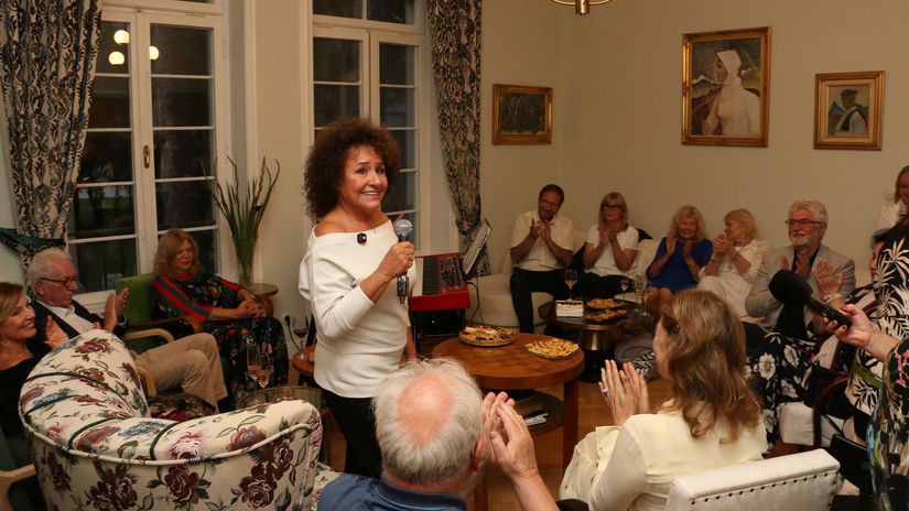 Jitka v salóne Aurel v Annavile s obrazmi...