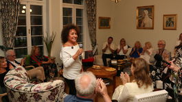 Jitka v salóne Aurel v Annavile s obrazmi...