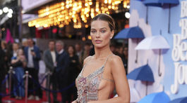 Herečka Margot Robbie v kreácii Armani Privé na...